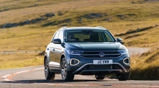Volkswagen t-roc σε μακρινή λήψη