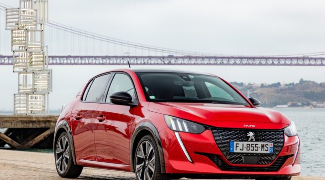 Peugeot 208 κόκκινο