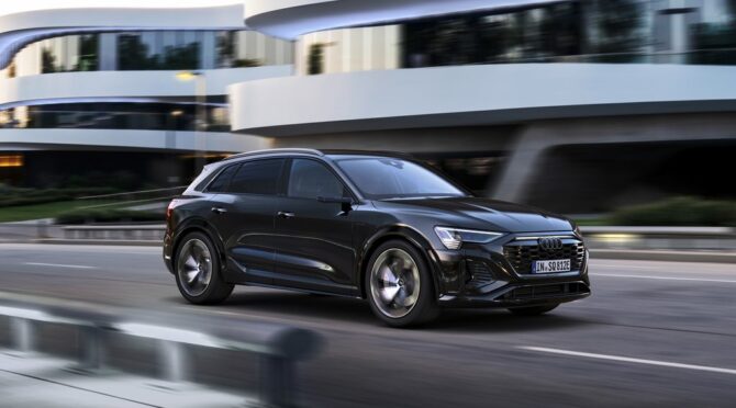 μαύρο audi στο δρόμο